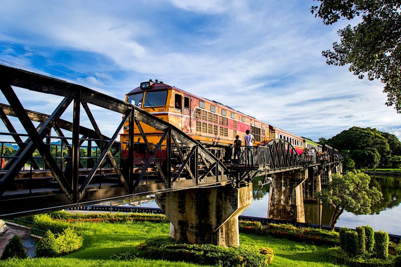 Vlak na mostě přes řeku Kwai.
