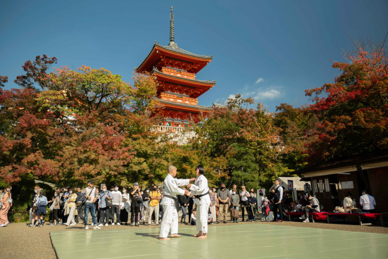 Tradiční souboj v karate před chrámem v v Kjótu.