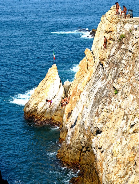 La Quebrada - kluci skáčou do oceánu z výšky 35 metrů.