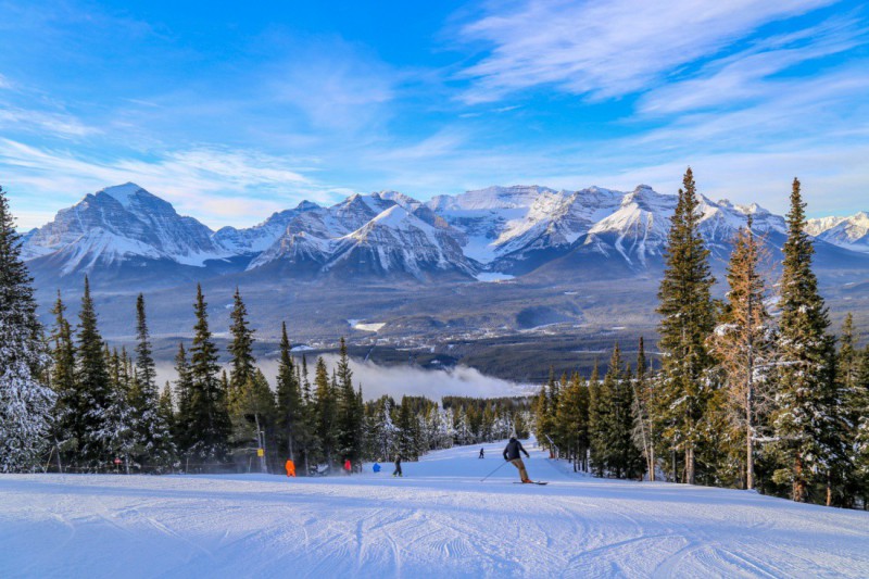 Sjezdovka ve ski areálu Lake Louise.