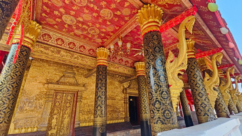 Chrám Wat May v Laosu a jeho impozantní vstup, který ohromí. 