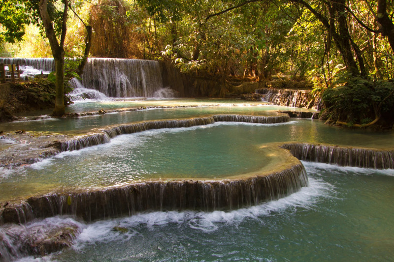 Vodopády Kuang Si v Laosu jsou nádherným přírodním úkazem. 