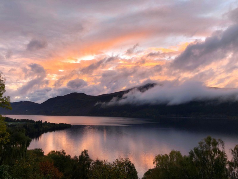Západ slunce nad jezerem Loch Ness.