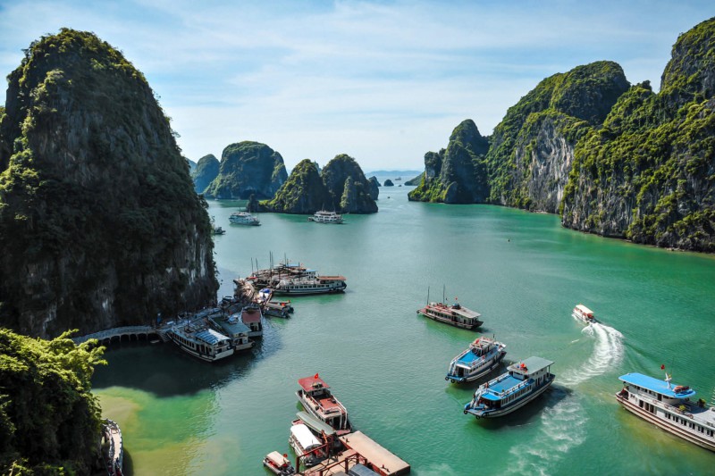 Lodě v zátoce Ha Long.