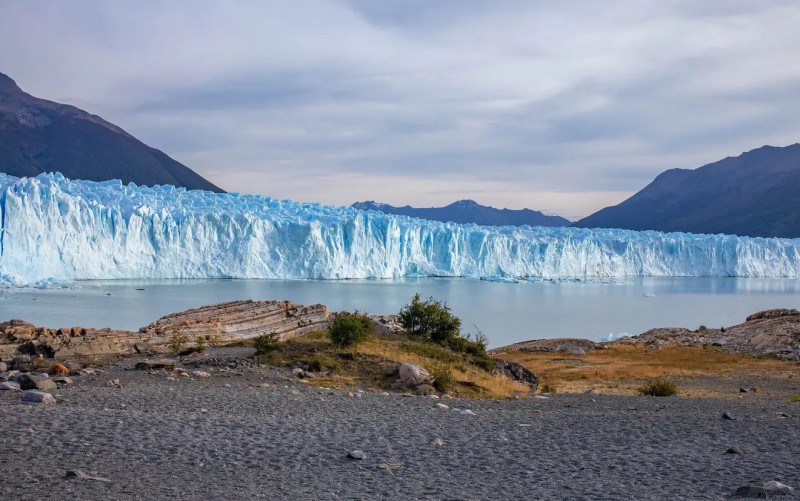 Pohled na Perito Moreno z břehu.