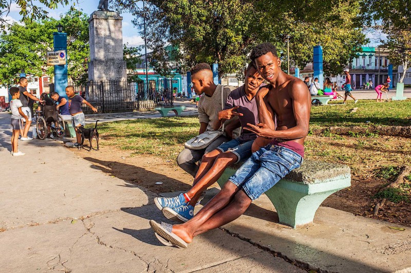 Mladí lidé v parku Trinidadu.