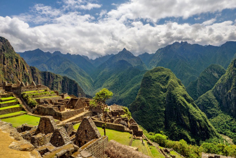 Machu Picchu a okolní krajina.