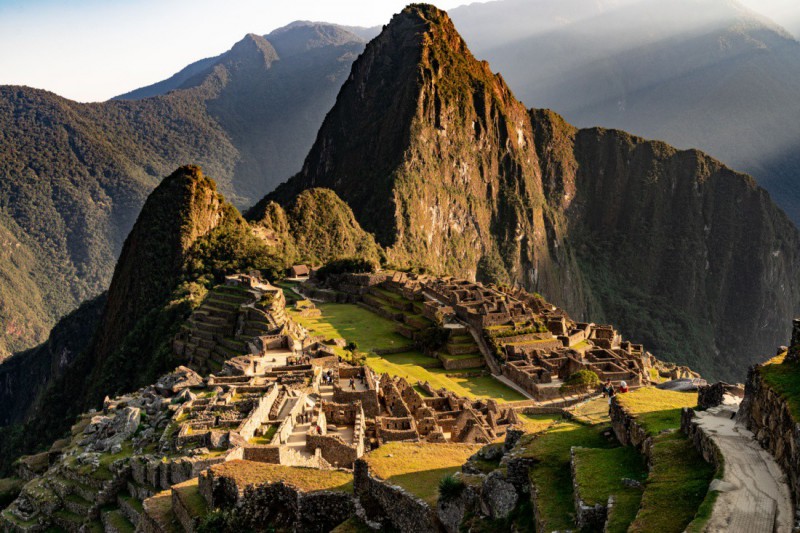 Východ slunce nad Machu Picchu, dole se nachází Posvátné náměstí.