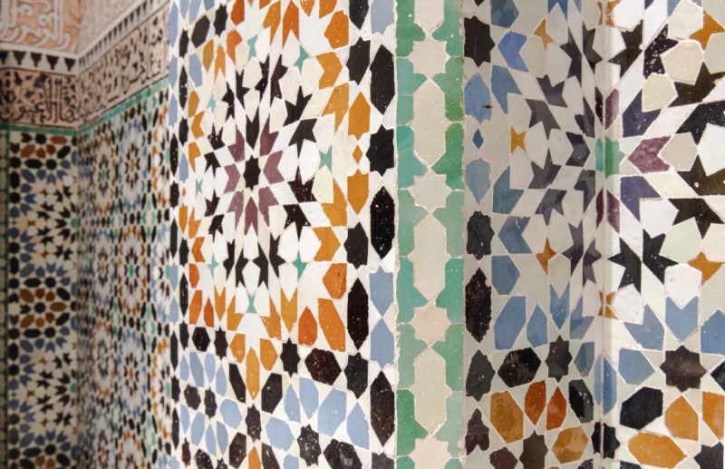 Detail mozaiky na stěně v Medersa Ben Youssef.