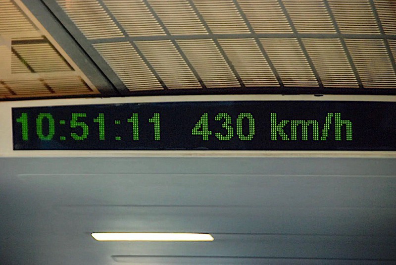 Vlak Maglev, rychlost 430 km za hodinu.