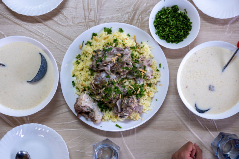 Tradiční pokrm mansaf.