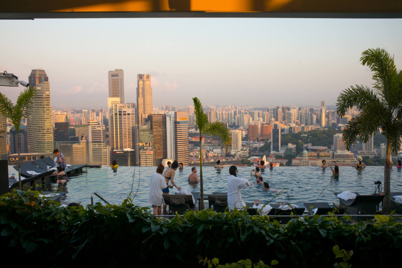 Výhled na Singapur ze střešního bazénu světoznámého hotelu Marina Bay Sands v Singapuru.