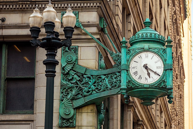 Známé hodiny v centru města Marshall Field's Clock.