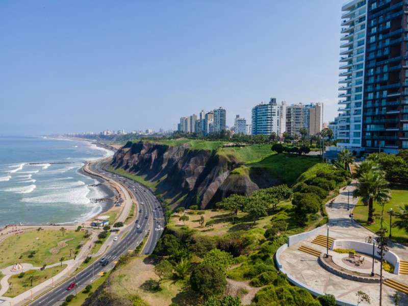Městská čtvrť Miraflores a místní park.