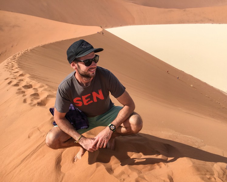 SEN průvodce na nejvyšší duně v Namibii v Sossusvlei.
