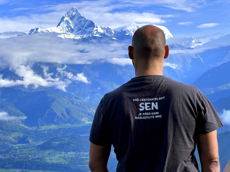 SEN průvodce se kochá dechberoucím výhledem na nejvyšší horu světa, Mt. Everest v Nepálu.  