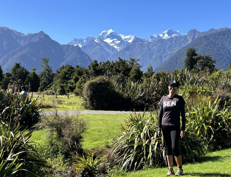 Průvodkyně CK SEN před nejvyšší horou Nového Zélandu - Mt. Cook, 3724 m n. m.