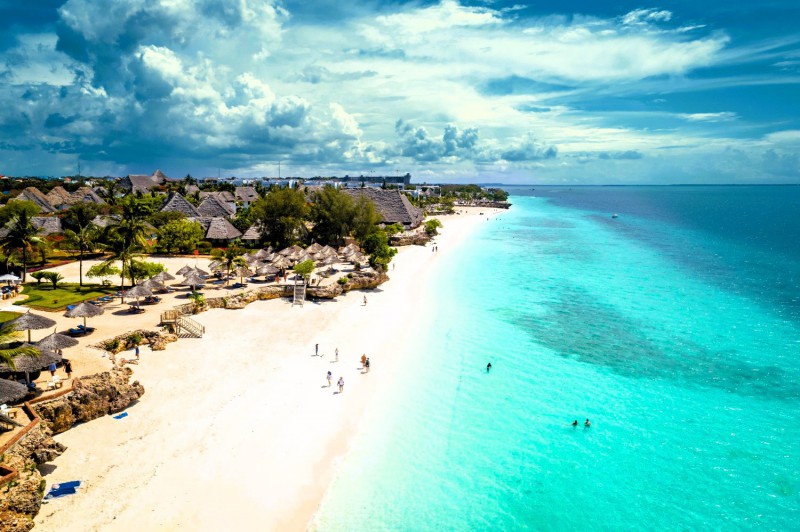 Tyrkysová voda a bílá pláž Nungwi na Zanzibaru.