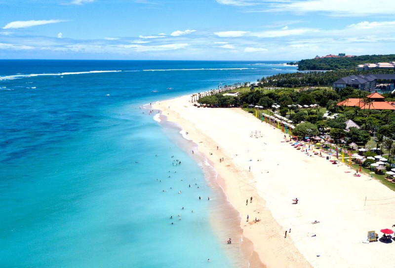 Pláž Nusa Dua na Bali.