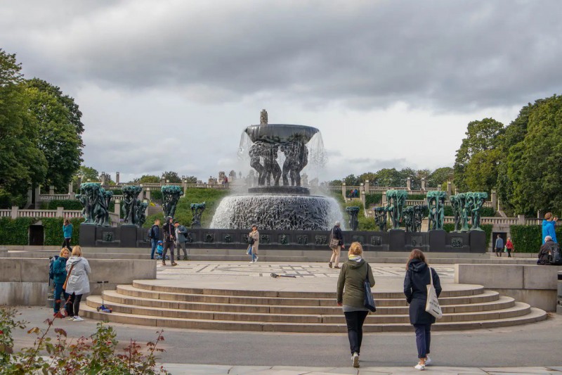Vigelandův park s fontánou a sochami. 