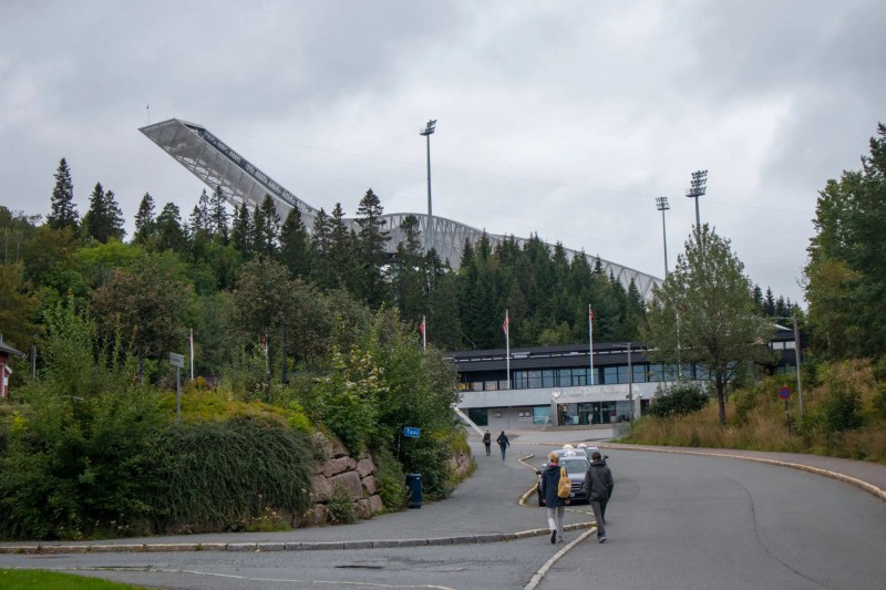 Pohled na skokanský můstek v Holmenkollen.