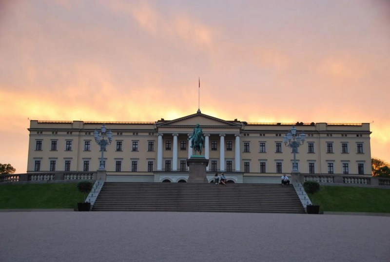 Královský palác při západu slunce.