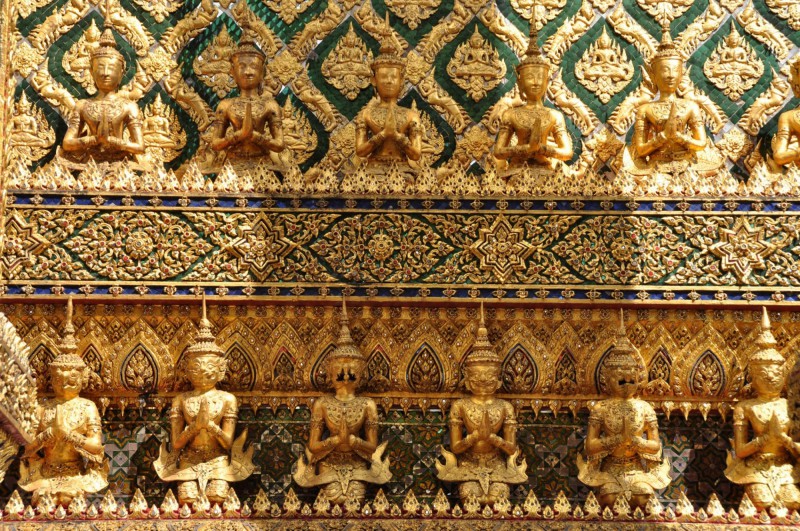 Pozlacené sošky Buddhy.