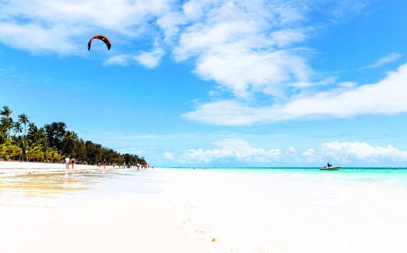 Průzračná voda na bílé pláži Paje na Zanzibaru