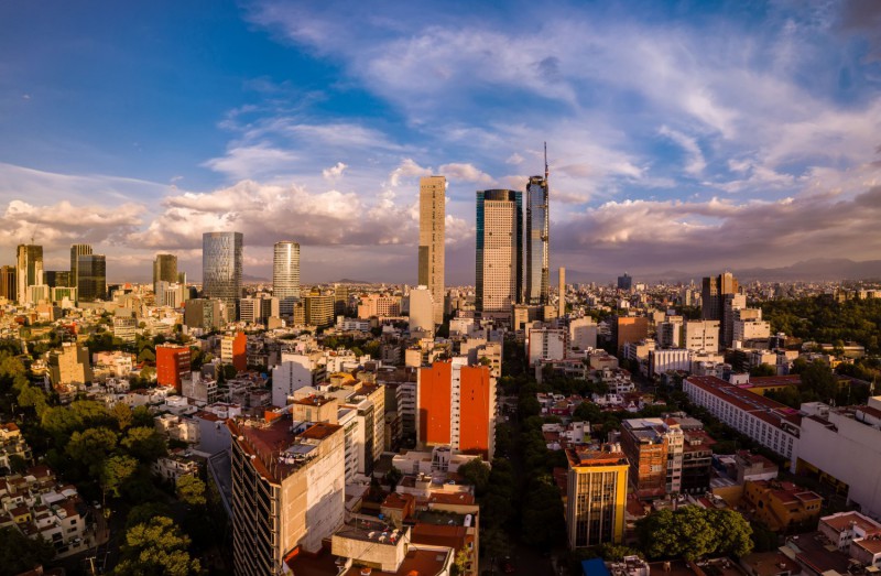Panoramatický pohled na Mexico City – dynamická metropole plná kontrastů.