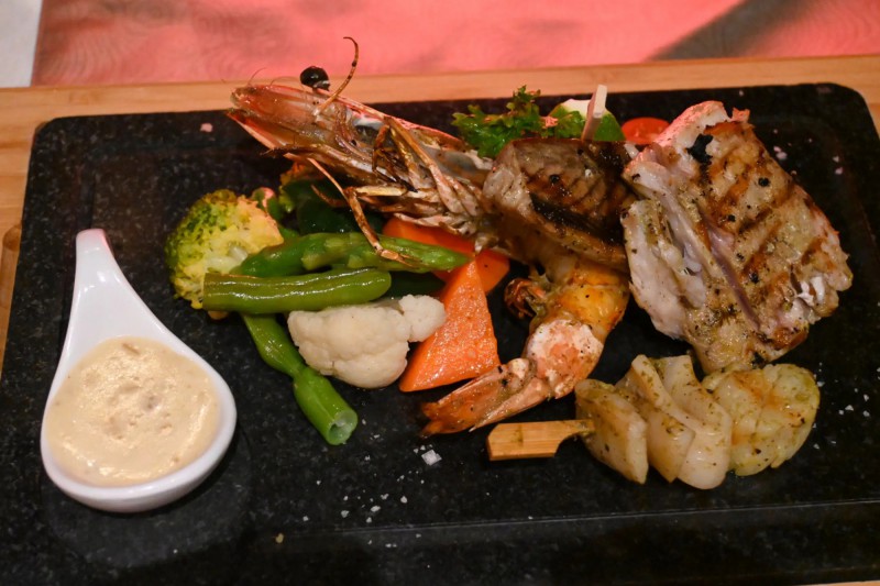 Mořské plody Seafood Platter s ochutnávkou několika specialit v restauraci Farumathi.