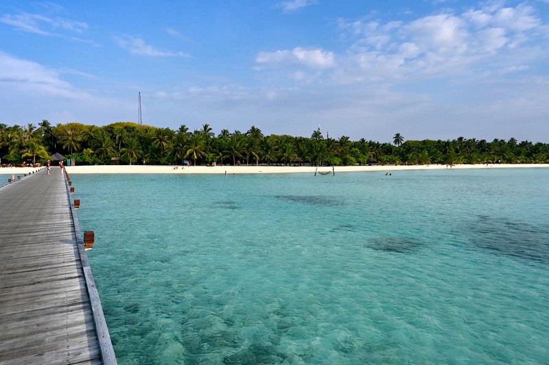 První pohled na Paradise Island, na konci dřevěného mola je recepce resortu.