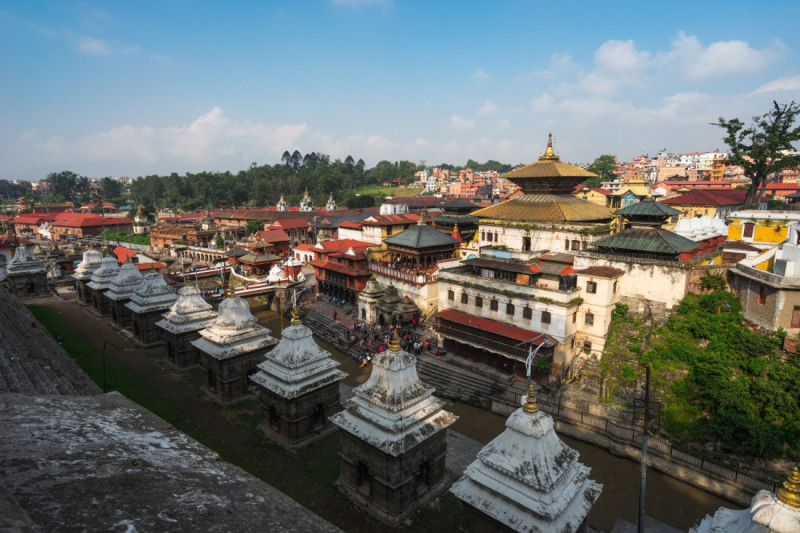 Pashupatinath – jeden z nejposvátnějších hinduistických chrámů na světě, zasvěcený bohu Šivovi, na břehu řeky Bagmati v Káthmándú.