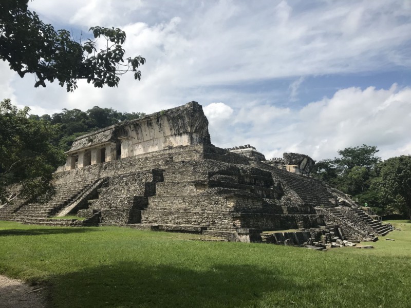 Pohled na pyramidu zbízka.