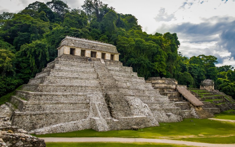Pohled na pyramidu v Palenque zblízka.