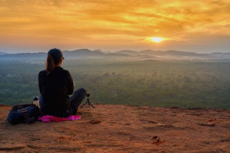 Sledování západu slunce na skále Pidurangala.