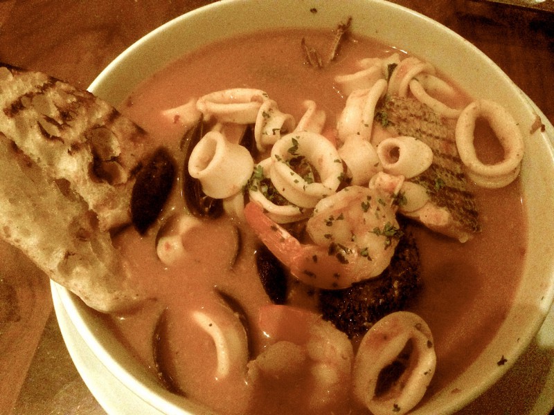 Typická polévka z mořských plodů a ryb v restauraci ve čtvrti Fisherman’s Wharf.