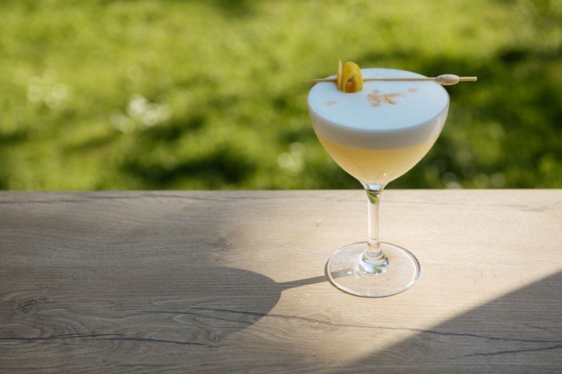 Tradiční koktejl pisco sour.