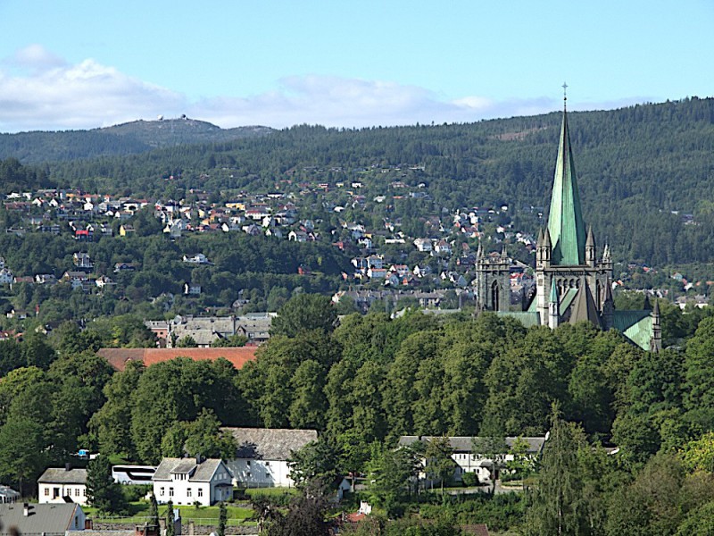 Pohled na Trondheim s kostelem.
