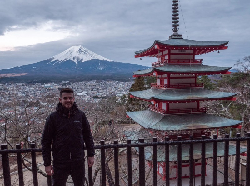 Průvodce CK SEN Martin Šimko před Chureito pagodou, hora Fuji v pozadí.