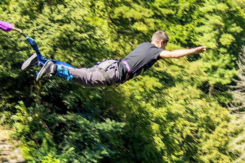 Puenting (bungee jumping z mostu). 