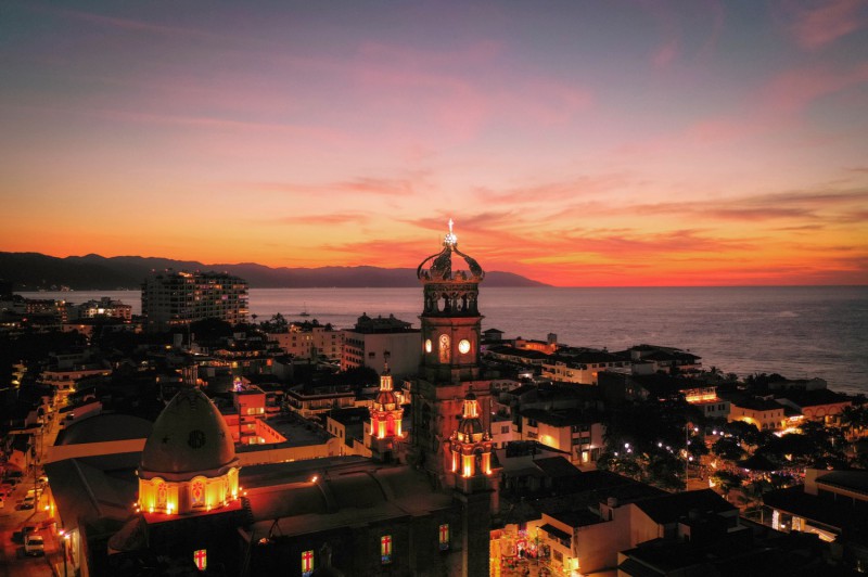 Noční pohled na Puerto Vallarta.