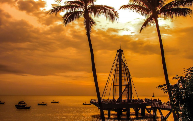 Západ slunce nad Puerto Vallarta.