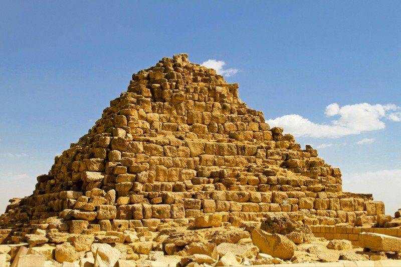 Pyramida v egyptské vesnici Sakkára.