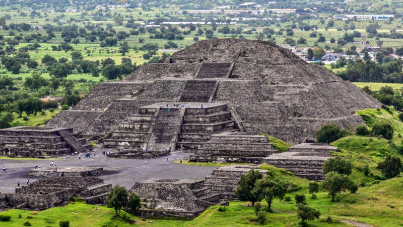 Pyramida Měsíce v Teotihuacan.