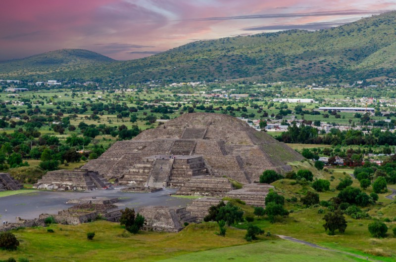 Pyramida Měsíce v Teotihuacán.