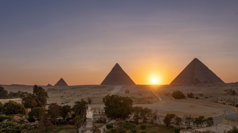 Západ slunce nad pyramidami.