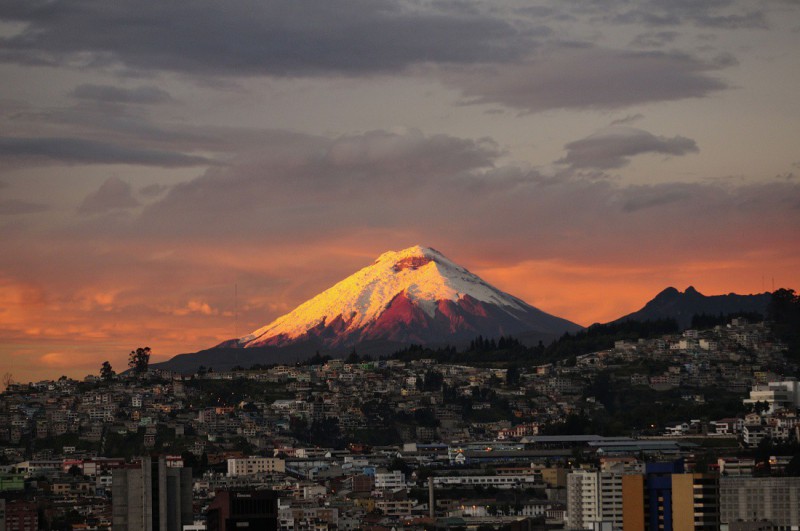 Město Quito a v pozadí sopka Pichincha.