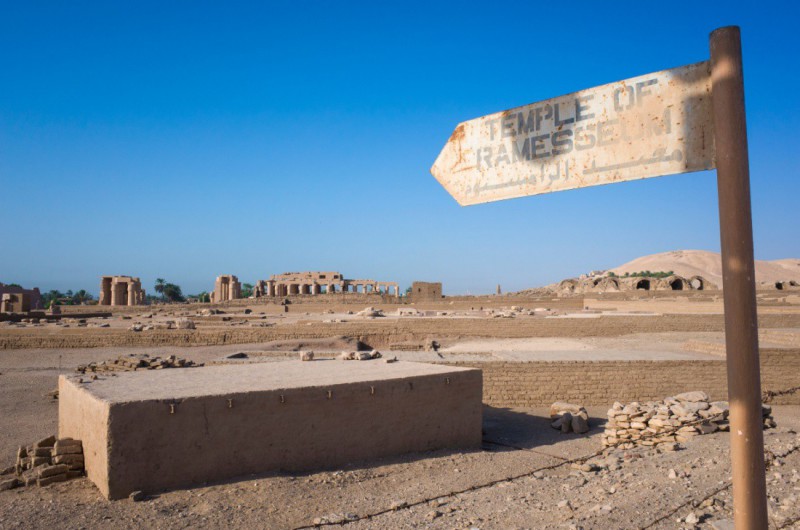 Jasná obloha bez jediného mraku nad Luxorem.