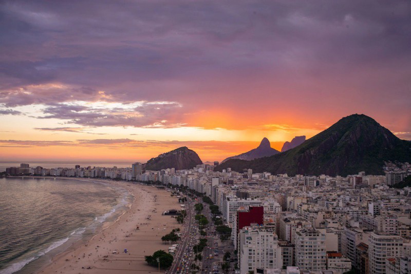 Pláže Rio de Janeira při západu slunce.