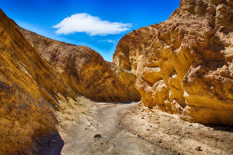 Skály v Death Valley.